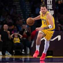 <![CDATA[ Doncic replica Chamberlain e Shaq como melhor marcador da NBA por dois emblemas ]]>