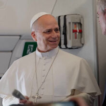 <![CDATA[ «Continuarei a manifestar-me veementemente contra a guerra»: Papa Leão XIV responde a críticas de Donald Trump ]]>