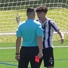 <![CDATA[ «És maluco, car...? Vai para a p... que te pariu»: jogador dos sub-17 do FC Foz perde a cabeça em torneio no Porto ]]>