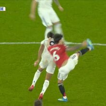 <![CDATA[ Lisandro Martínez como João Neves: puxou cabelo de Calvert-Lewin e acabou expulso ]]>