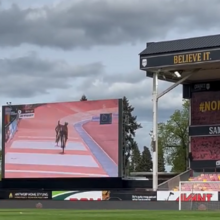 <![CDATA[ A prova de que o ciclismo é uma 'religião' na Bélgica: o jogo era de futebol mas festejou-se... a vitória de Van Aert ]]>