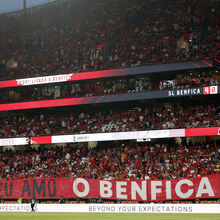 <![CDATA[ Speaker do Benfica pediu aos adeptos para gritarem nome de patrocinador e momento gerou críticas ]]>