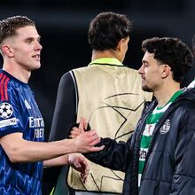 <![CDATA[ Pote tenta receber benção de Gyökeres ]]>