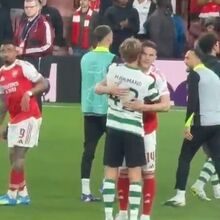 <![CDATA[ O abraço entre Gyökeres e Hjulmand: assim foi o final do Arsenal-Sporting ]]>