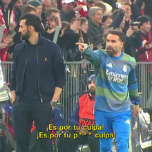 <![CDATA[ Carvajal de cabeça perdida após eliminação do Real Madrid na Champions: «É por tua culpa!» ]]>