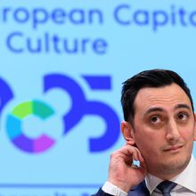 <![CDATA[ União Europeia critica regresso de russos e bielorrussos à natação com bandeiras e hinos ]]>