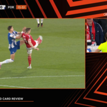 <![CDATA[ A entrada duríssima que valeu vermelho direto a Bednarek nos minutos iniciais do Nottingham-FC Porto ]]>