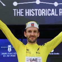 <![CDATA[ Adam Yates sela vitória n'O Gran Camiño em dia de festa para Alessandro Pinarello ]]>