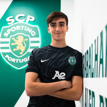<![CDATA[ Guarda-redes de 16 anos assina contrato profissional com o Sporting: «Um dia vou fazer-vos felizes» ]]>