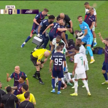 <![CDATA[ Champions Asiática: jogador leva pontapé violentíssimo na cabeça, 'apaga' no relvado e instala-se o caos ]]>