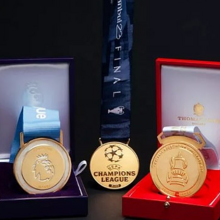 <![CDATA[ Mistério em Inglaterra: medalhas dos títulos conquistados pelo Man. City em 2022/23 colocadas em leilão ]]>