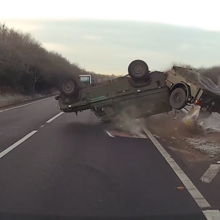 <![CDATA[ Imagens mostram jipe militar a capotar após manobra perigosa no Reino Unido  ]]>