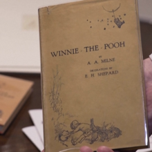 <![CDATA[ Desenhos inéditos do Ursinho Pooh descobertos quase 100 anos depois vão a leilão em Londres  ]]>