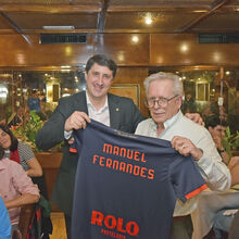 <![CDATA[ Adeptos festejam título centenário na véspera da possível subida ]]>