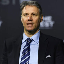 <![CDATA[ Van Basten perseguido: «Diz que a minha mulher me trai e que está possuída pelo demónio» ]]>