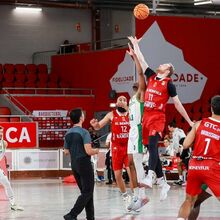 <![CDATA[ Benfica ultrapassa marca dos 100 pontos pela 3.ª jornada seguida e bate o Esgueira ]]>