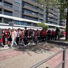 <![CDATA[ Cânticos e... muita polícia: 1.500 adeptos do Benfica deixam Luz rumo a Alvalade ]]>