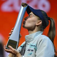 <![CDATA[ Elena Rybakina vence torneio de Estugarda ao bater Karolina Muchova ]]>