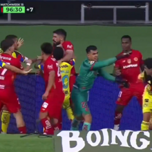 <![CDATA[ Apertões no pescoço e chapadas: jogo entre Toluca e América marcado por cenas de violência em pleno relvado ]]>