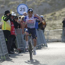 <![CDATA[ Evenepoel 'vinga-se' e bate Skjelmose ao sprint para conquistar  a Amstel Gold Race  ]]>