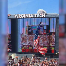 <![CDATA[ Paraquedista fica preso em placar durante jogo do Virginia Tech ]]>