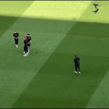 <![CDATA[ Speaker de Alvalade anuncia atraso no dérbi, adeptos fazem barulho e Prestianni... aponta-lhes a câmara ]]>