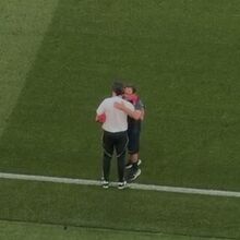 <![CDATA[ Dérbi com tensão e... carinho: o momento em que roupeiros de Sporting e Benfica trocam abraço em pleno relvado  ]]>