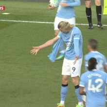 <![CDATA[ Gabriel rasga a camisola interior de Haaland e o norueguês atira-a para a bancada ]]>