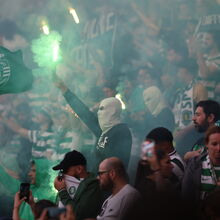 <![CDATA[ Claques de Benfica e Sporting fizeram a festa no dérbi com coro de tochas em Alvalade ]]>