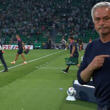 <![CDATA[ Apontou para o 'M' na camisola e para a cabeça: o gesto de Mourinho após a vitória em Alvalade ]]>