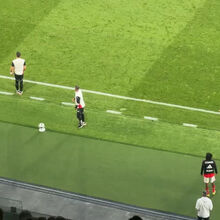 <![CDATA[ Mourinho irrequieto, Prestianni de braços abertos e… sinal do relógio: como o Benfica viveu os instantes finais do dérbi ]]>