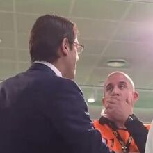 <![CDATA[ «És um palhaço»: o momento em que Rui Costa é insultado à chegada a Alvalade ]]>