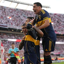 <![CDATA[ Boca Juniors celebra vitória em casa do rival River Plate ]]>