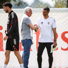 <![CDATA[ Nem na folga sai do Seixal: José Mourinho visita treino da equipa B do Benfica horas depois do triunfo no dérbi ]]>