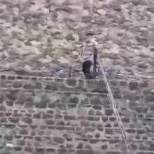 <![CDATA[ O momento em que homem armado dispara contra turistas nas pirâmides de Teotihuacán no México ]]>