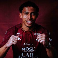 <![CDATA[ Sobrevivente a incêndio na Suíça assina primeiro contrato profissional ]]>