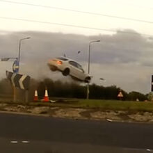 <![CDATA[ Perseguição a 225Km/h termina com BMW a ‘voar’ em rotunda   ]]>