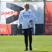 <![CDATA[ Duas surpresas às ordens de José Mourinho: as imagens do treino do Benfica  ]]>