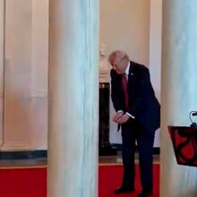 <![CDATA[ Donald Trump recebe equipa de golfe na Casa Branca com tacada imaginária  ]]>