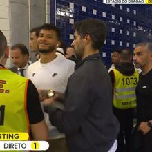 <![CDATA[ Polícia teve de abrir caminho para os jogadores do Sporting entrarem no balneário no Dragão ]]>