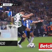 <![CDATA[ Gonçalo Inácio saiu lesionado após este lance polémico com William Gomes junto à área do Sporting ]]>