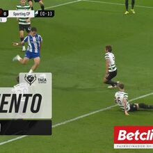 <![CDATA[ FC Porto pediu penálti de Debast neste lance: árbitro mandou seguir ]]>