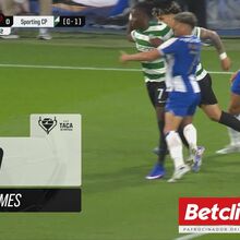 <![CDATA[ Segundos depois da primeira queixa... mais um pedido de penálti para o FC Porto: árbitro volta a mandar jogar ]]>