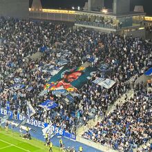 <![CDATA[ Claques do FC Porto exibem tarja com Frederico Varandas mascarado de palhaço ]]>