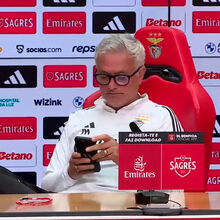 <![CDATA[ «Estou só a ler as notícias, pá»: Mourinho arranca gargalhadas na sala de imprensa antes da conferência ]]>