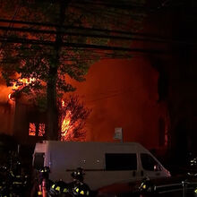 <![CDATA[ Imagens mostram incêndio de grandes dimensões em igreja centenária em Nova Iorque ]]>