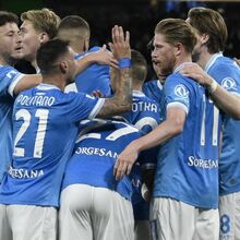 <![CDATA[ Nápoles goleia e adia título do Inter em Itália ]]>