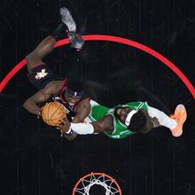 <![CDATA[ Boston Celtics retomam liderança em Filadélfia com seis pontos de Neemias Queta ]]>