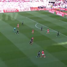 <![CDATA[ Tremenda arrancada de António Silva e golo de Leandro Barreiro: Benfica marca logo aos 94 segundos ]]>