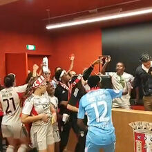 <![CDATA[ Banho da praxe: plantel do Benfica surpreende Ivan Baptista após conquista do hexacampeonato feminino ]]>